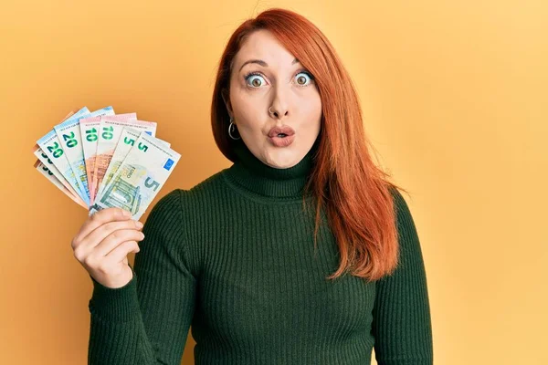 Mulher Ruiva Bonita Segurando Notas Euro Assustada Espantada Com Boca — Fotografia de Stock