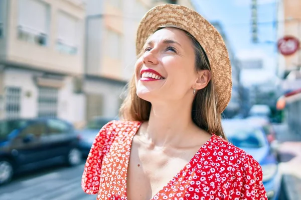 Jonge Blonde Vrouw Vakantie Glimlachend Gelukkig Wandelen Straat Van Stad — Stockfoto