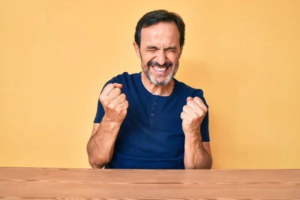 Hombre Hispano Mediana Edad Vistiendo Ropa Casual Sentado Mesa Muy —  Fotos de Stock