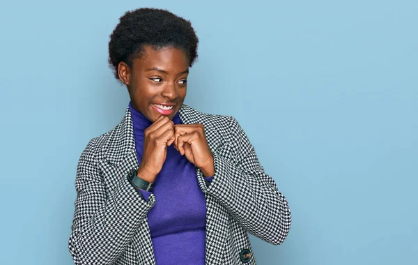 Jong Afrikaans Amerikaans Meisje Dragen Casual Kleding Lachen Nerveus Enthousiast — Stockfoto