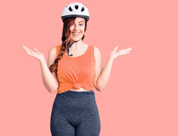 若いです美しい女性を身に着けています自転車ヘルメット幸せな笑顔と勝者の表現で勝利を祝います上げ手で — ストック写真