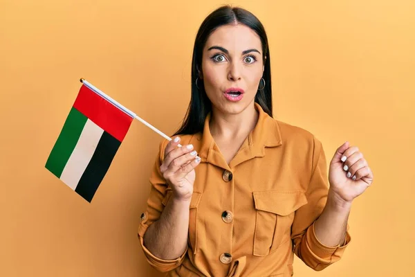 Jovem Morena Segurando Árabe Unido Emirates Bandeira Assustada Espantada Com — Fotografia de Stock