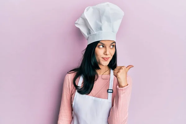 Молодая Латиноамериканка Мундире Пекаря Шляпе Повара Улыбается Счастливым Лицом Глядя — стоковое фото