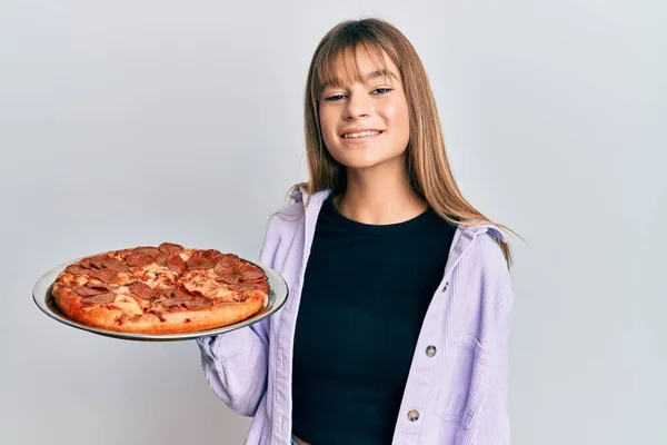 十几岁的女孩拿着意大利披萨 面带微笑 面带微笑 面带微笑 看起来很积极 很快乐 — 图库照片