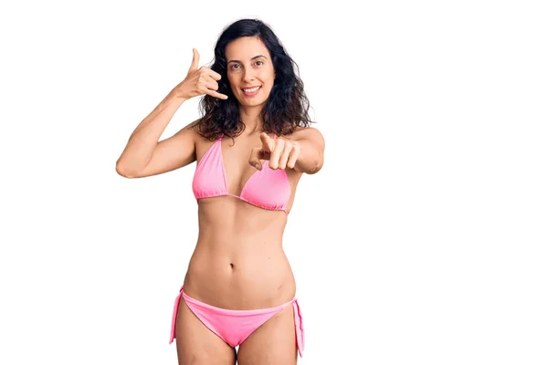 Jeune Belle Femme Hispanique Portant Bikini Souriant Faisant Parler Téléphone — Photo