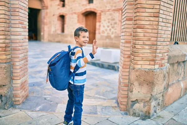 Roztomilý Kavkazský Student Chlapec Úsměvem Šťastný Loučení Rukou Škole — Stock fotografie