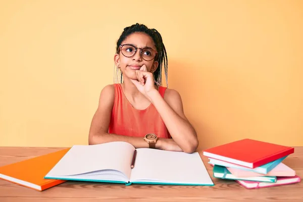 Jovem Menina Afro Americana Criança Com Tranças Estudando Para Exame — Fotografia de Stock