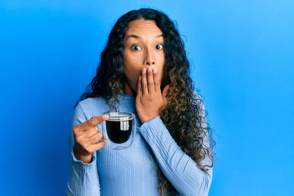 Junge Lateinische Frau Mit Kaffee Der Mund Mit Der Hand — Stockfoto