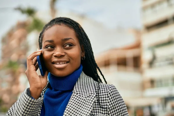 Giovane Donna Affari Afroamericana Sorridente Felice Parlando Sullo Smartphone Città — Foto Stock