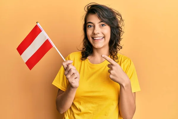 Jonge Latino Vrouw Met Oostenrijk Vlag Glimlachend Gelukkig Wijzend Met — Stockfoto