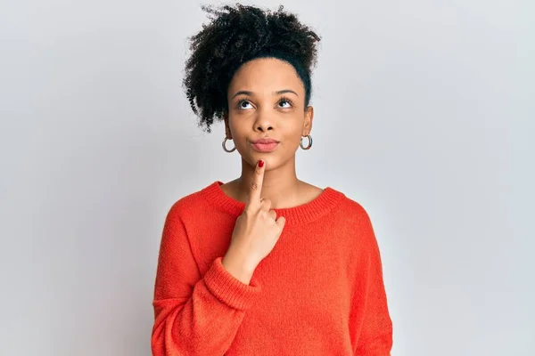 Jovem Menina Afro Americana Vestindo Roupas Casuais Pensando Concentrou Dúvida — Fotografia de Stock