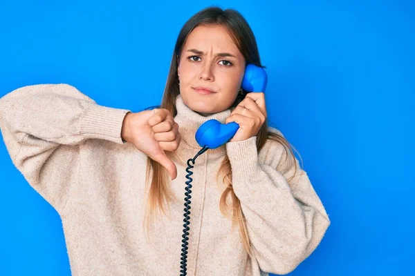 Güzel Beyaz Kadın Kızgın Yüzlü Antika Bir Telefonda Konuşuyor Negatif — Stok fotoğraf