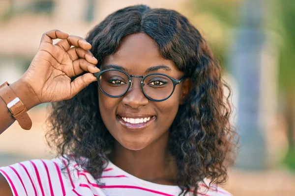 Молода Афроамериканська Дівчинка Яка Радісно Посміхається Біля Міста — стокове фото