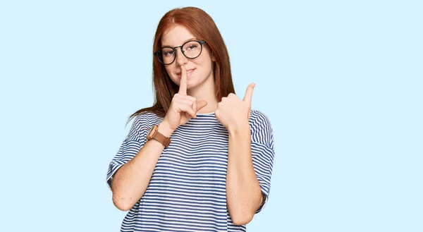 Junge Lesende Frau Lässiger Kleidung Und Brille Die Mit Dem — Stockfoto