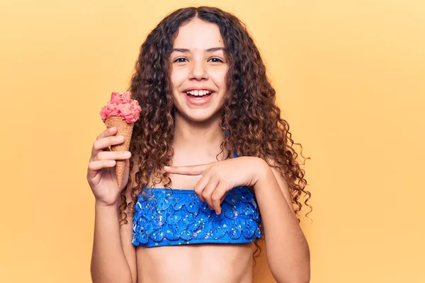 Gyönyörű Lány Göndör Haj Visel Bikini Gazdaság Fagylalt Mosolyogva Boldog — Stock Fotó