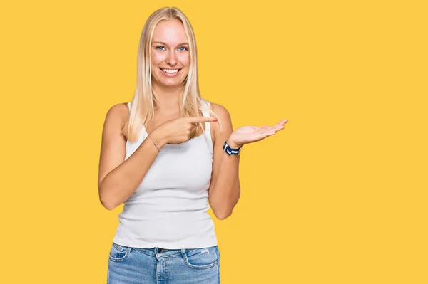 Jong Blond Meisje Dragen Casual Stijl Met Mouwloos Shirt Verbaasd — Stockfoto