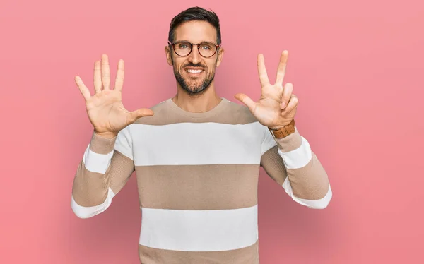 Knappe Man Met Baard Draagt Casual Kleren Glazen Tonen Wijzen — Stockfoto