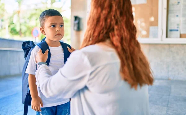 可愛いですラテン学生男の子とお母さん待っていますで学校 — ストック写真