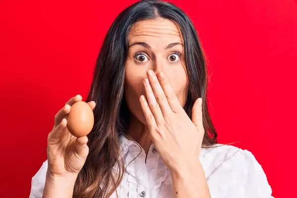 Krásná Brunetka Obchodnice Drží Hromadu Dolarů Bankovky Nad Červeným Pozadím — Stock fotografie