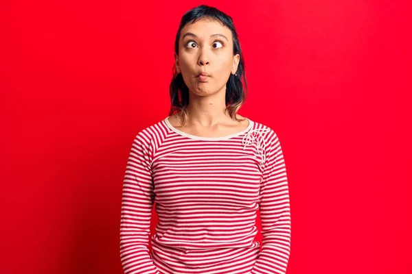 Mulher Jovem Vestindo Roupas Casuais Fazendo Cara Peixe Com Lábios — Fotografia de Stock