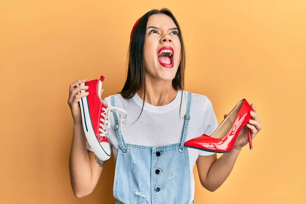 Jeune Fille Hispanique Choisissant Chaussures Talons Hauts Baskets Colère Fou — Photo