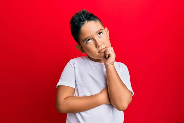 Criança Hispânica Menino Vestindo Casual Tshirt Branca Rosto Sério Pensando — Fotografia de Stock