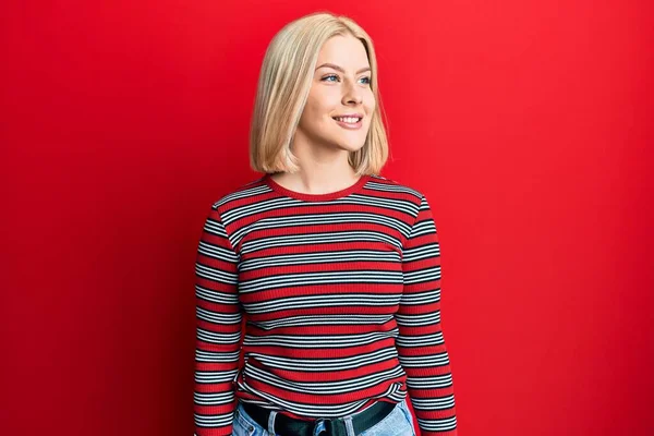 Jeune Femme Blonde Portant Des Vêtements Décontractés Regardant Vers Côté — Photo