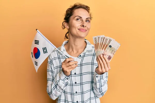 Güney Kore Elinde Tutan Genç Esmer Kadın Banknotlar Kazandı Gülümsüyor — Stok fotoğraf