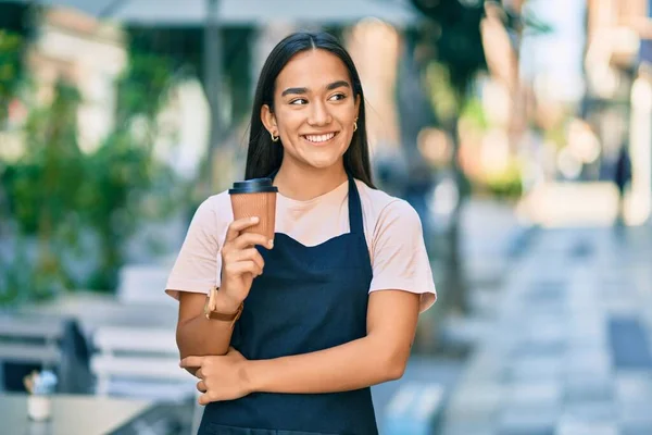 Joven Barista Latina Sonriendo Feliz Sosteniendo Tomar Café Cafetería —  Fotos de Stock