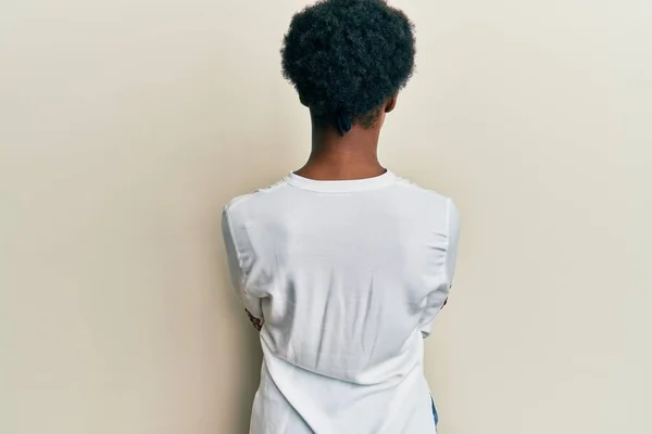 Jovem Afro Americana Vestindo Roupas Casuais Para Trás Olhando Para — Fotografia de Stock