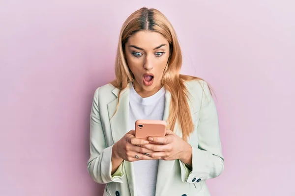 Jeune Femme Caucasienne Portant Des Vêtements Affaires Utilisant Smartphone Peur — Photo