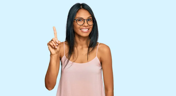 Jonge Afro Amerikaanse Vrouw Met Casual Kleding Bril Wijzend Met — Stockfoto