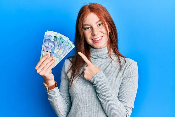Joven Chica Pelirroja Sosteniendo Billetes Sudafricanos 100 Rand Sonriendo Feliz — Foto de Stock
