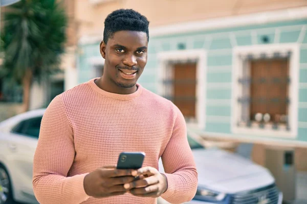 Ung Afrikansk Amerikansk Man Ler Glad Med Hjälp Smartphone Staden — Stockfoto