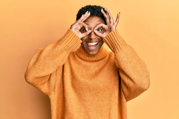 Joven Afroamericana Americana Vestida Con Ropa Casual Haciendo Buen Gesto —  Fotos de Stock