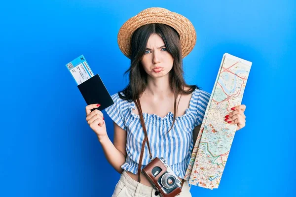Jovem Bela Menina Caucasiana Segurando Passaporte Mapa Cidade Deprimido Preocupar — Fotografia de Stock