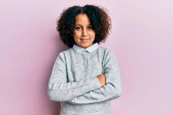 Ung Liten Flicka Med Afro Hår Bär Casual Kläder Glad — Stockfoto