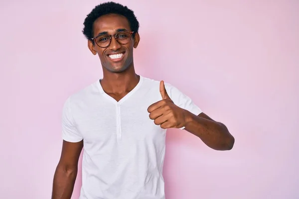 Afrikansk Stilig Man Avslappnade Kläder Och Glasögon Ler Glad Och — Stockfoto