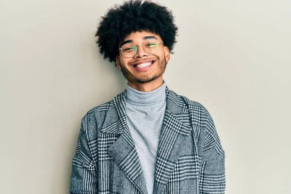 Jovem Americano Africano Com Cabelo Afro Vestindo Roupas Casuais Óculos — Fotografia de Stock