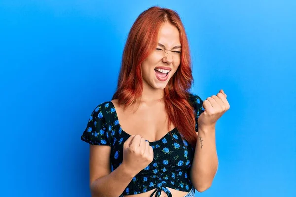 Joven Mujer Pelirroja Hermosa Vistiendo Ropa Casual Sobre Fondo Azul — Foto de Stock