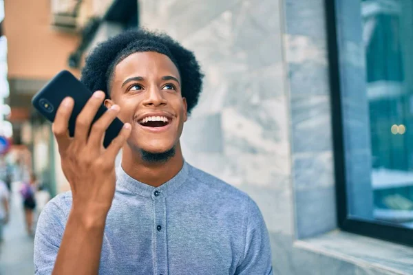 Młody Afroamerykanin Uśmiecha Się Szczęśliwy Wysyłając Wiadomość Dźwiękową Pomocą Smartfona — Zdjęcie stockowe