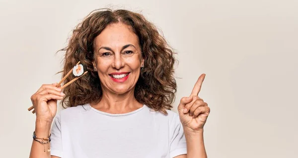 Mulher Bonita Meia Idade Comendo Sushi Usando Pauzinhos Madeira Sobre — Fotografia de Stock