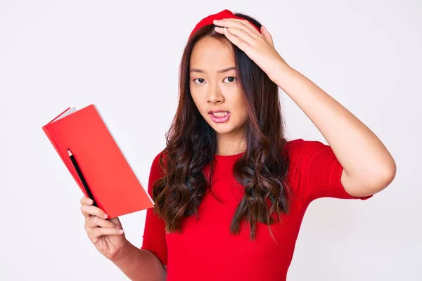 Giovane Bella Ragazza Cinese Tenendo Libro Stressato Frustrato Con Mano — Foto Stock