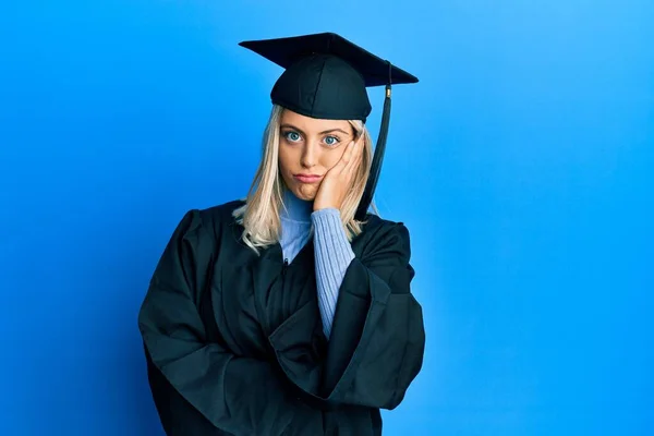 Belle Femme Blonde Portant Une Casquette Graduation Robe Cérémonie Pensant — Photo