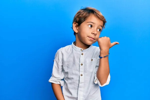 Förtjusande Latinbarn Vardagskläder Pekande Tumme Upp Till Sidan Leende Glad — Stockfoto