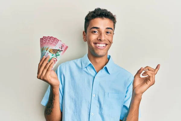 Joven Hombre Afroamericano Guapo Sosteniendo 100 Billetes Nueva Zelanda Dólares — Foto de Stock