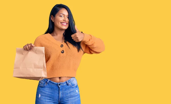 Mujer Hispana Con Pelo Largo Sosteniendo Llevar Bolsa Papel Sonriendo — Foto de Stock