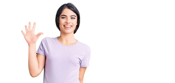 Menina Adolescente Morena Vestindo Roupas Casuais Mostrando Apontando Para Cima — Fotografia de Stock