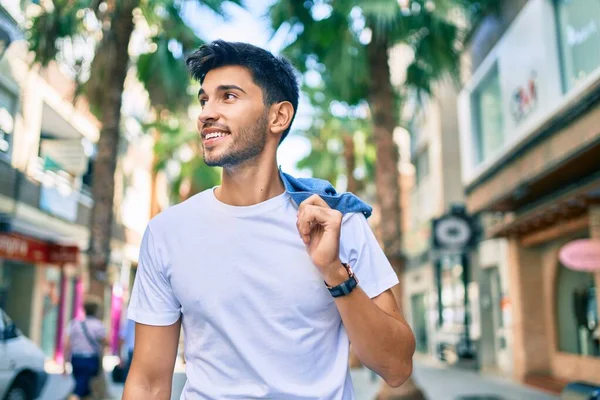 Jovem Latino Sorrindo Feliz Andando Cidade — Fotografia de Stock