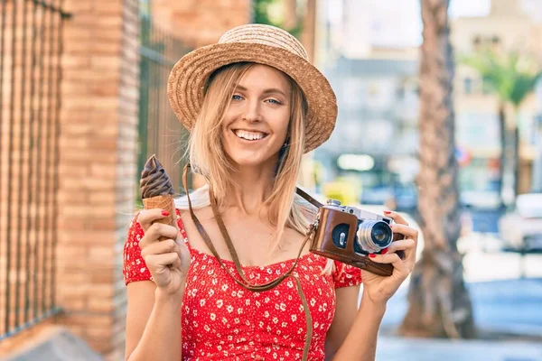 금발의 관광객 빈티지 카메라를 사용하고 도시에서 아이스크림을 — 스톡 사진